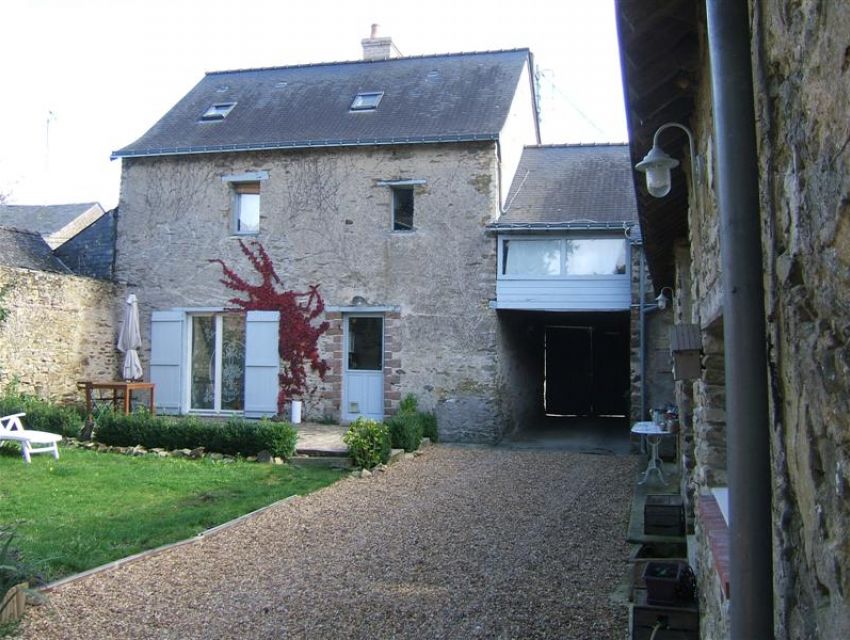 Maison villageoise en Haut Anjou (région de Chateau-gontier)- porche d'entrée. 