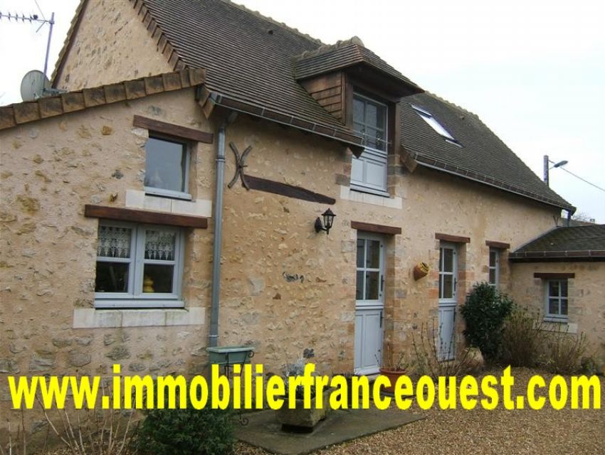 immobilier Sarthe (72): proximité Sablé-sur-Sarthe  - maison de village restaurée construite en pierres. 