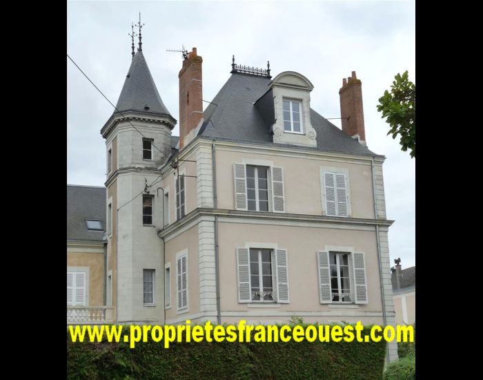 immobilier Sarthe (72):A 30 mn d'Angers, Hotel particulier XIXème.