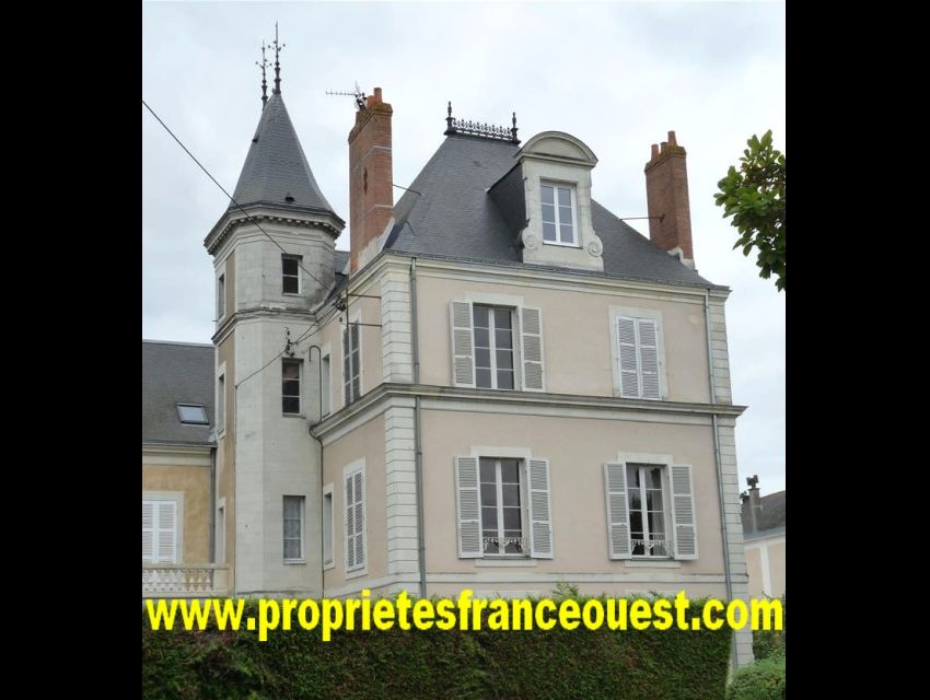 immobilier Sarthe (72):A 30 mn d'Angers, Hotel particulier XIXème.
