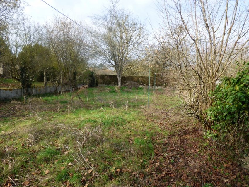 Maison de village à restaurer avec jardin et dépendance  10 minutes Sablé-sur-Sarthe