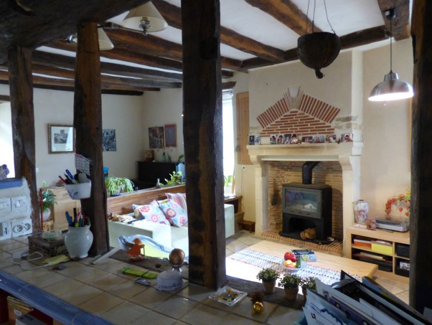 Maison ancienne restaurée Région Le Mans 10 minutes La Suze-sur-Sarthe Séjour avec cheminée, poutraison et colombages.