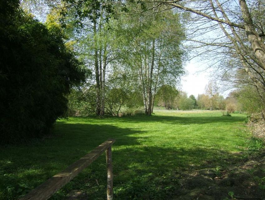immobilier Sarthe (72):11. Autre vue du jardin - terrain bordé par rivière.