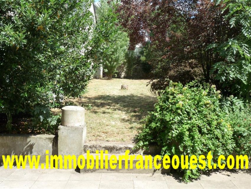 immobilier Sarthe (72):11. Jardin clos de mur.