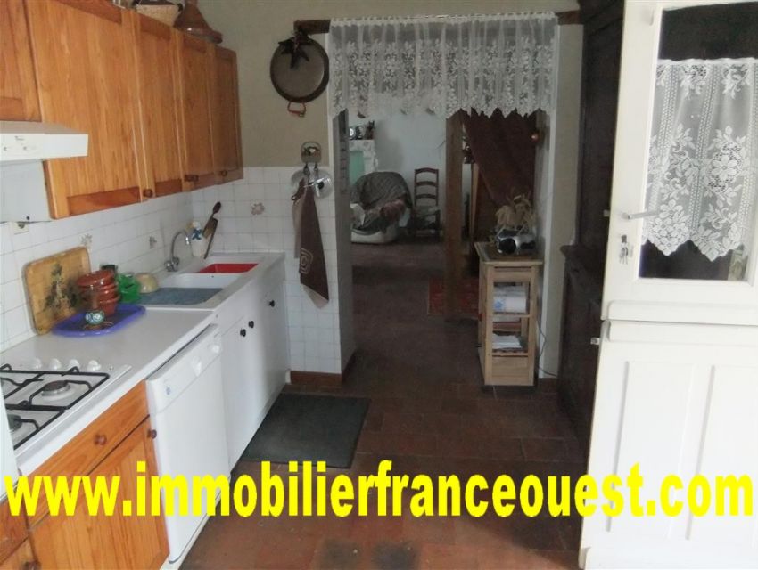 immobilier Sarthe (72):Région Loué, Brûlon, maison avec terrain et dépendances.