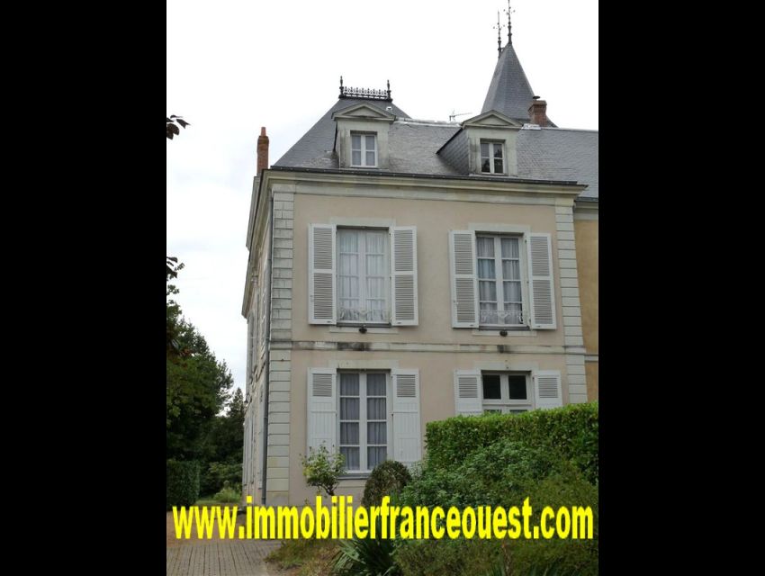 immobilier Sarthe (72):A 30 mn d'Angers, Hotel particulier XIXème.