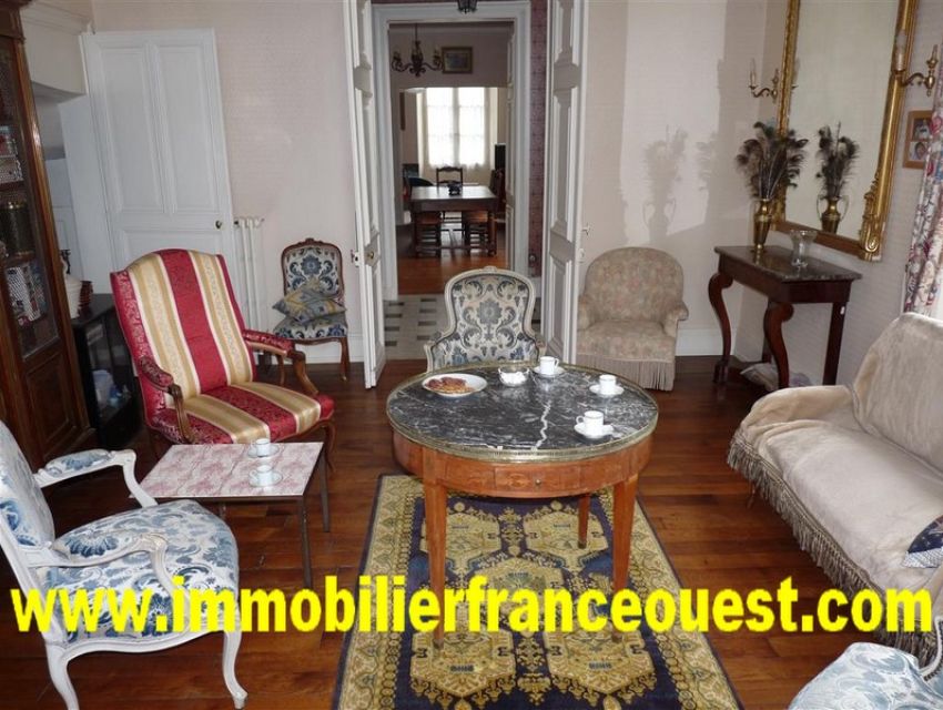 immobilier Sarthe (72):A 30 mn d'Angers, Hotel particulier XIXème.