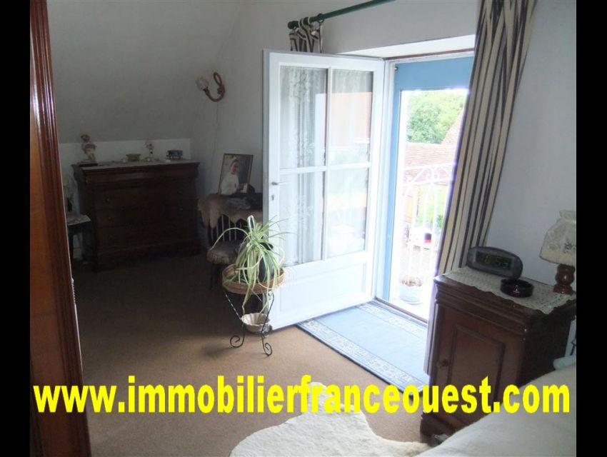 immobilier Sarthe (72):5. Grande chambre avec accès extérieur.
