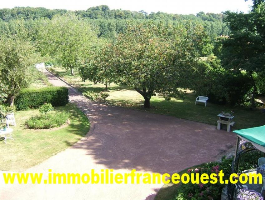 immobilier Sarthe (72) Vue du jardin. Jardin et prairie en bord de rivière la Sarthe 