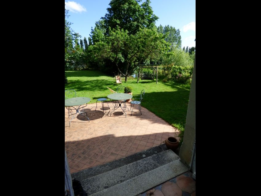 Terrasse extérieure de la propriété carrelée et vue depuis l'entrée de la maison XIXème