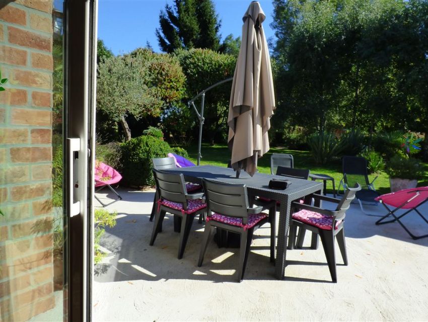 maison de campagne région Tiercé avec baie vitrée ouvrant sur le jardin et la terrasse