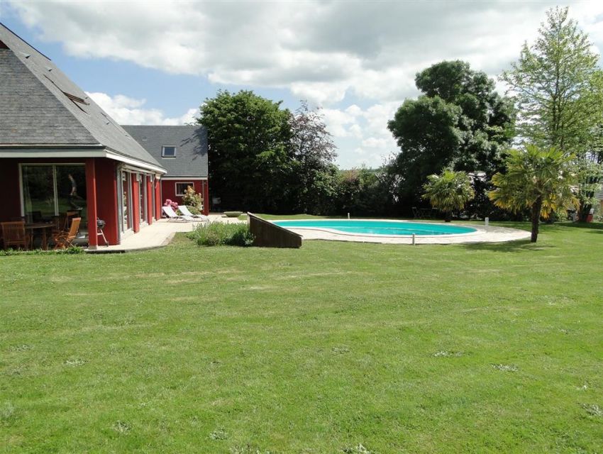 Sympathique villa ouverte sur la terrasse et la piscine