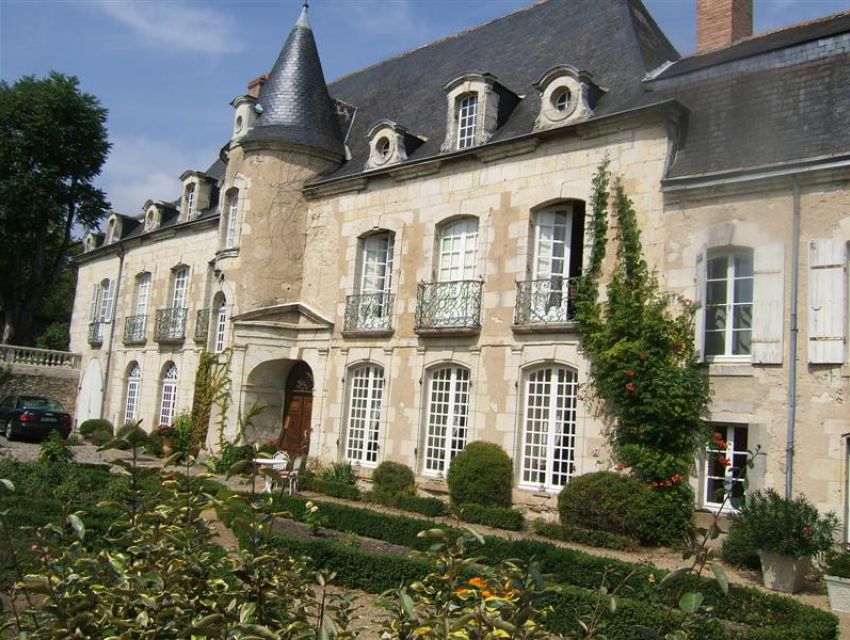 Hotel particulier en Anjou. Façade avec croisées lucarnes et oeils de boeuf. Jardin à la Française. 