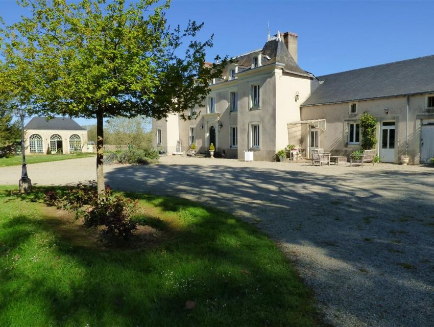 petit-chateau-mayenne-53-parc-etang-prairie-bois