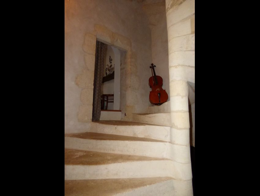 Tour abritant un escalier de pierre en vis