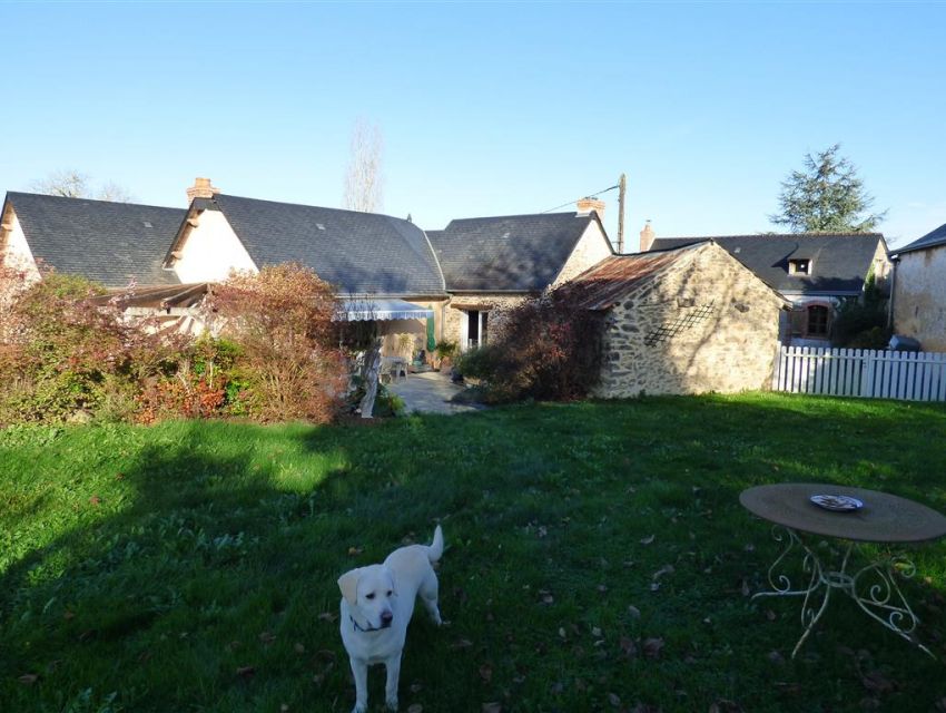 Fermette proche Sablé sur Sarthe avec grands bâtiments et grand terrain.