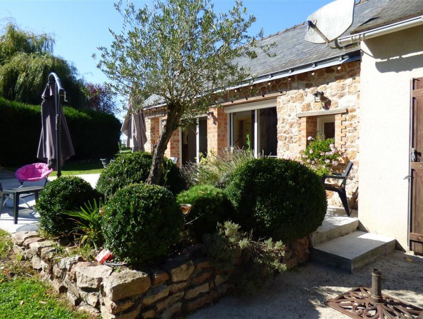 fermette restaurée en Anjou - Enduit à pierre vue - terrasse avec jardin de rocaille