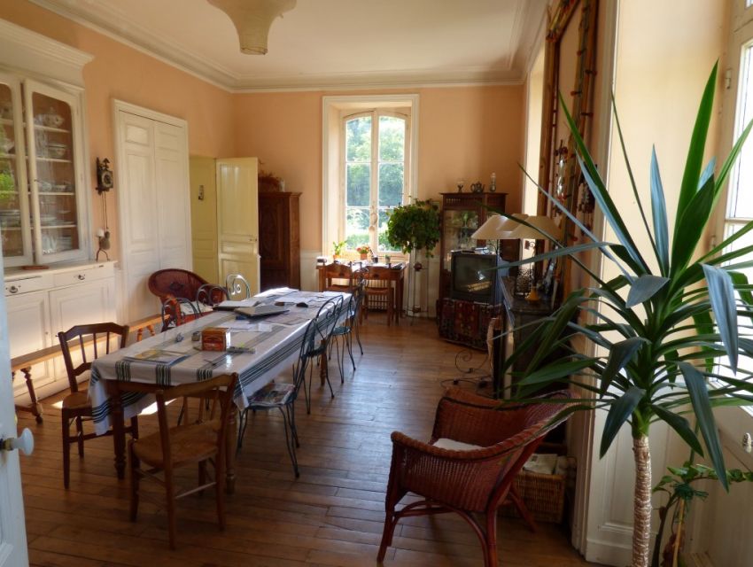 salle à manger de reception communiquant avec le salon - parquet - cheminée - plafond mouluré