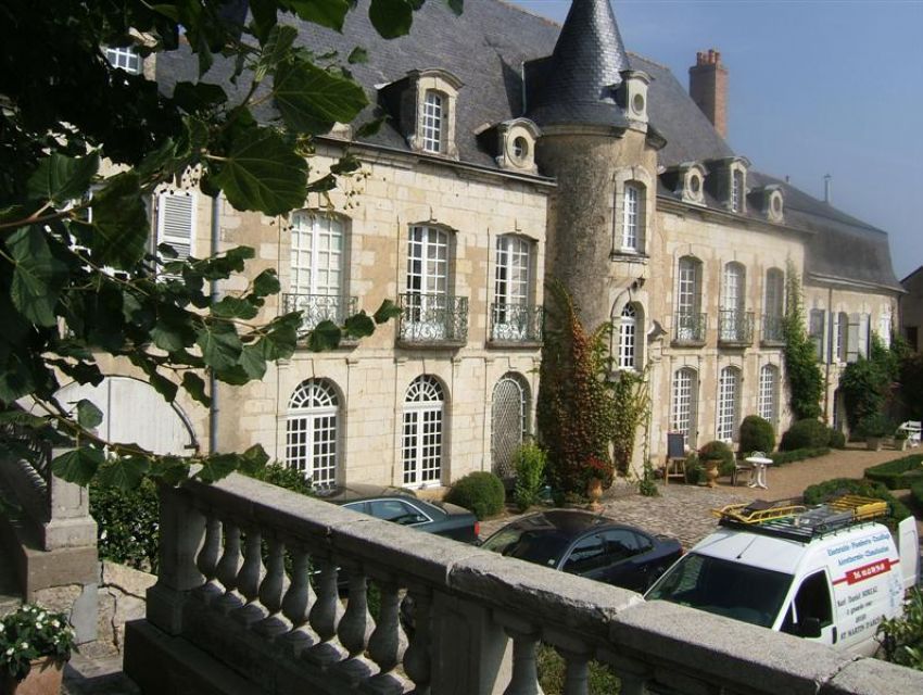 propriete authentique en Anjou - Hôtel particulier avec tour en façade, oeil de boeuf, croisées, cour d'honneur pavée