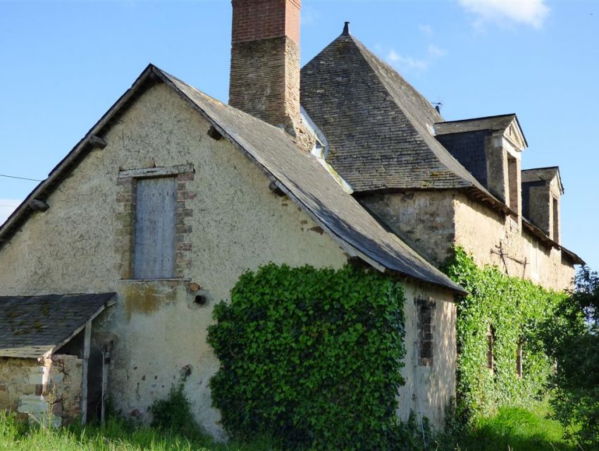 Authentique maison XVIIème à restaurer en Maine et Loire (49) - lucarnes à frontons triangulaires.