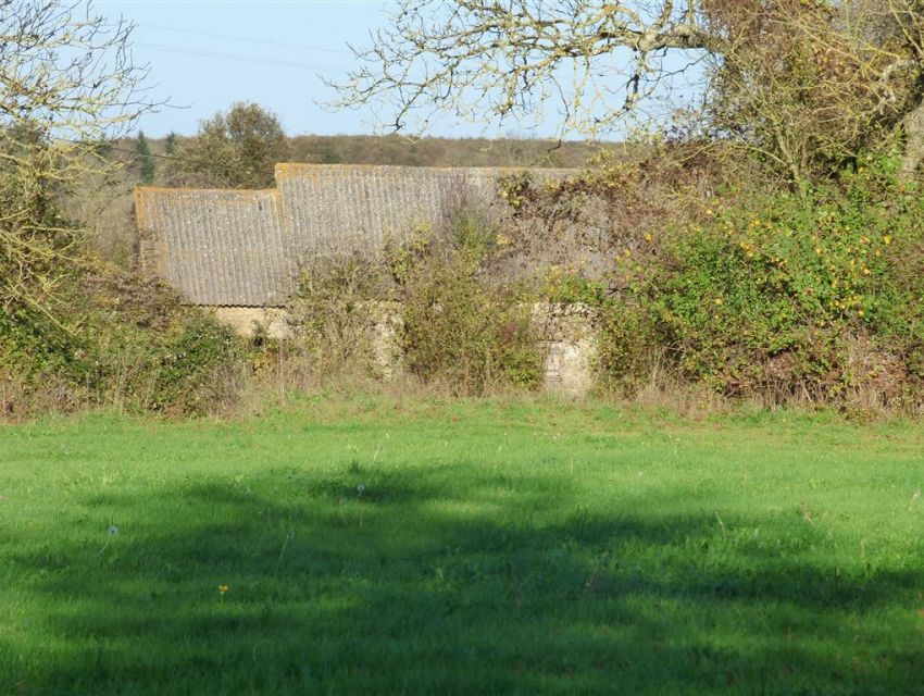 Bâtiment à restaurer - Ancienne maison avec four à pain.