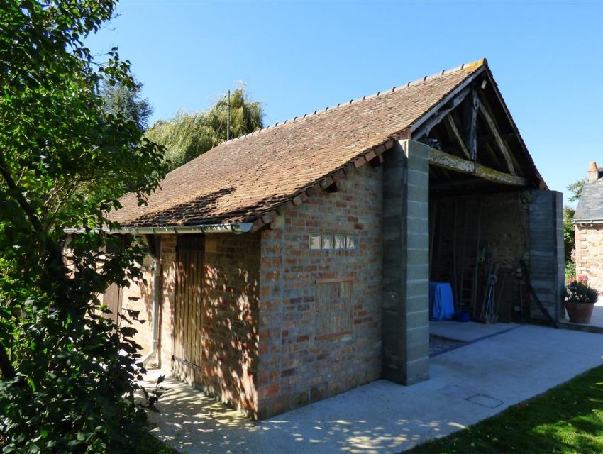 Petite propriété dans la région d'Angers. Ancienne grange avec soues en appentis.