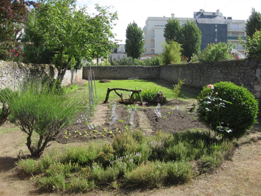 sablé sur sarthe maison ancienne a restaurer avec jardin clos