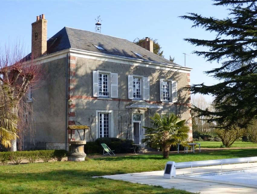 maison de Maître - clocheton en toiture - Porte d'entrée avec marquise -  Vallée du Loir