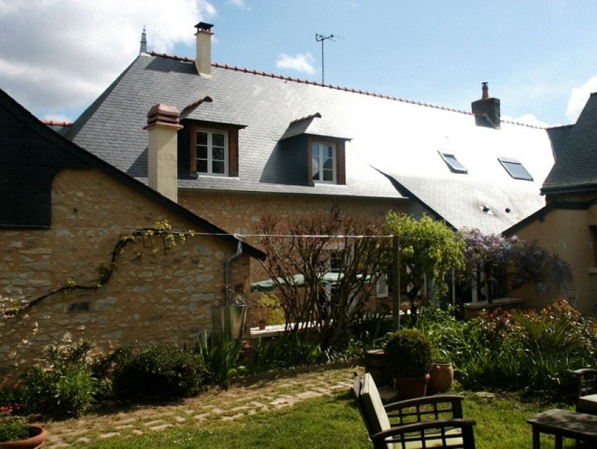 maison villageoise 5 chambres  dans la région de Brulon avec jardin paysager, terrasse et dépendances.