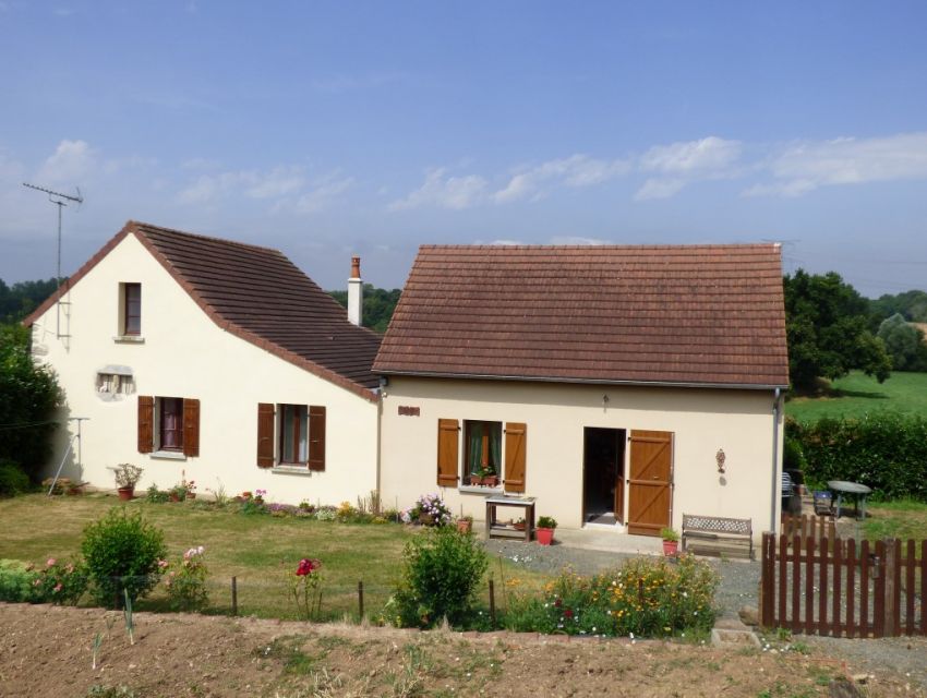 fermette avec terrain en bord de riviere dans le secteur de Parcé sur sarthe - Avoise.