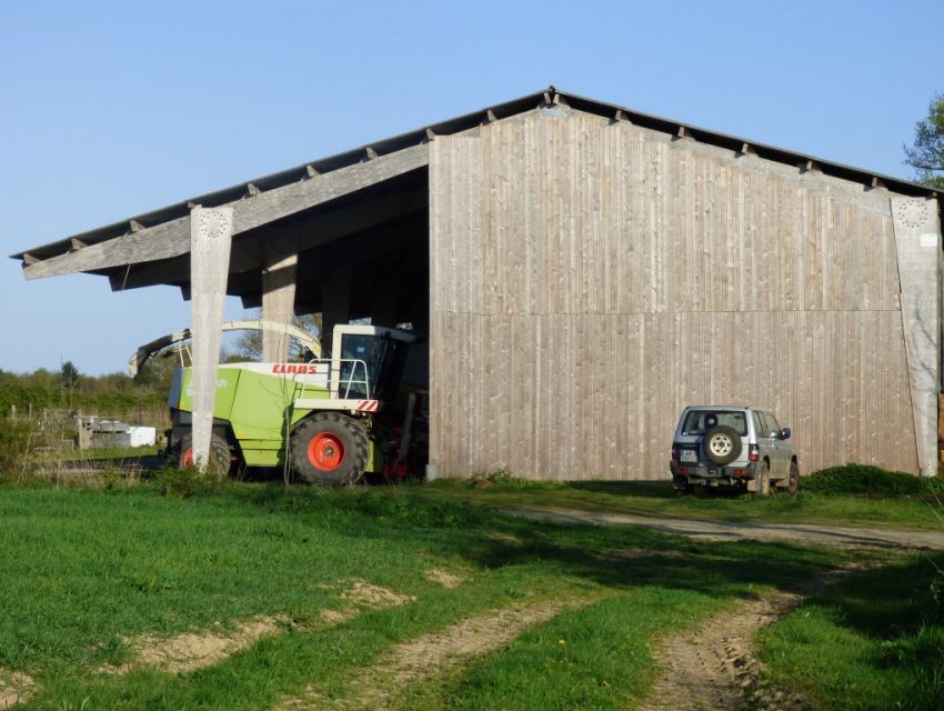 Hangar de stockage et hangar  à moissonneuses et matériels lourds