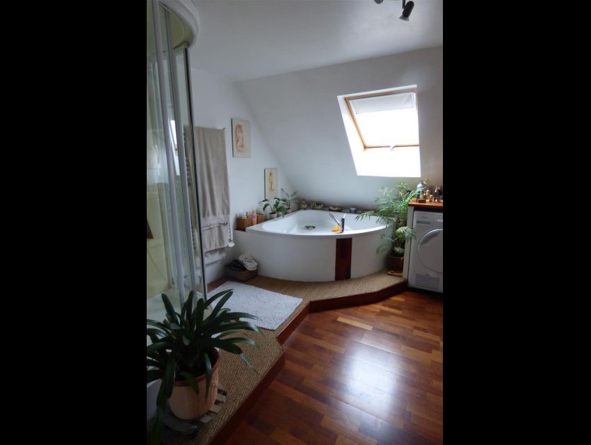 parquet teck dans la salle de bains de l'étage. 