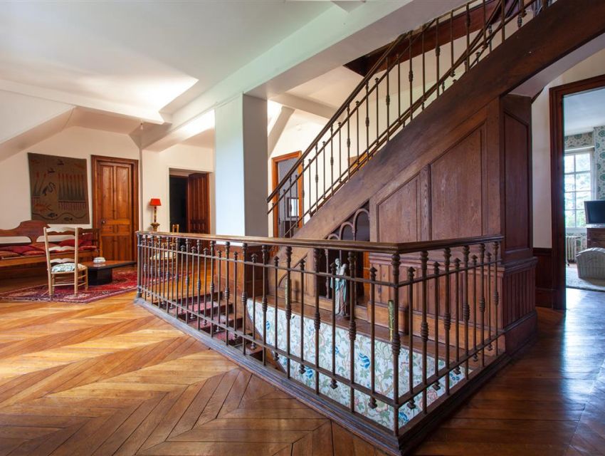 authentique cage d'escalier avec salon d'étage parquetté (parquets à chevrons)