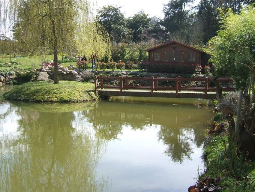 châlet dans le parc avec vues sur la rivière Sarthe et l'étang privé.