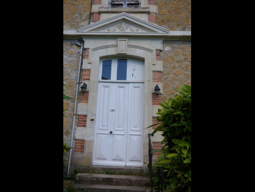 Porte et fronton Directoire - Entrée de service de la maison XIXème