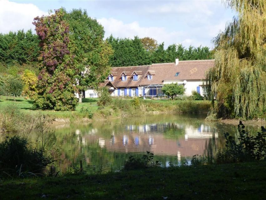 Proximité du Mans (Sarthe) - Maison de caractère avec piscine etang et maison d'hotes