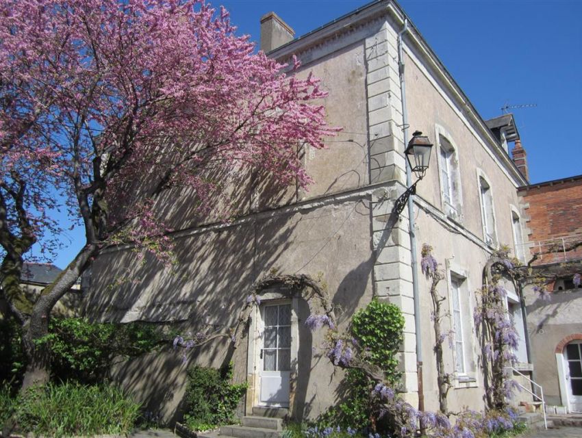 Sablé sur Sarthe - centre ville - maison avec dépendances et jardin clos avec accès à la rivière.