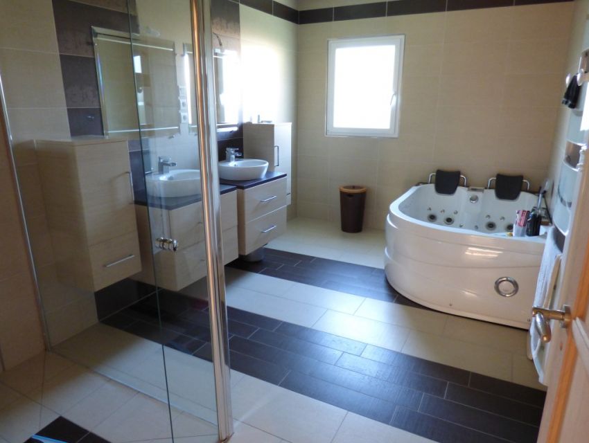 salle de bains avec douche Italienne, baignoire jacuzzi deux places, double vasques