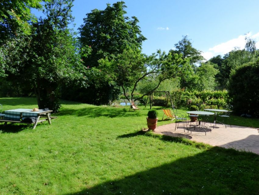 vue du jardin de la maison avec accès à la rivière 'la Sarthe'