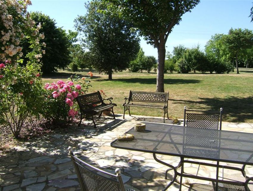 Terrasse en pierre avec accès au jardin ploermel