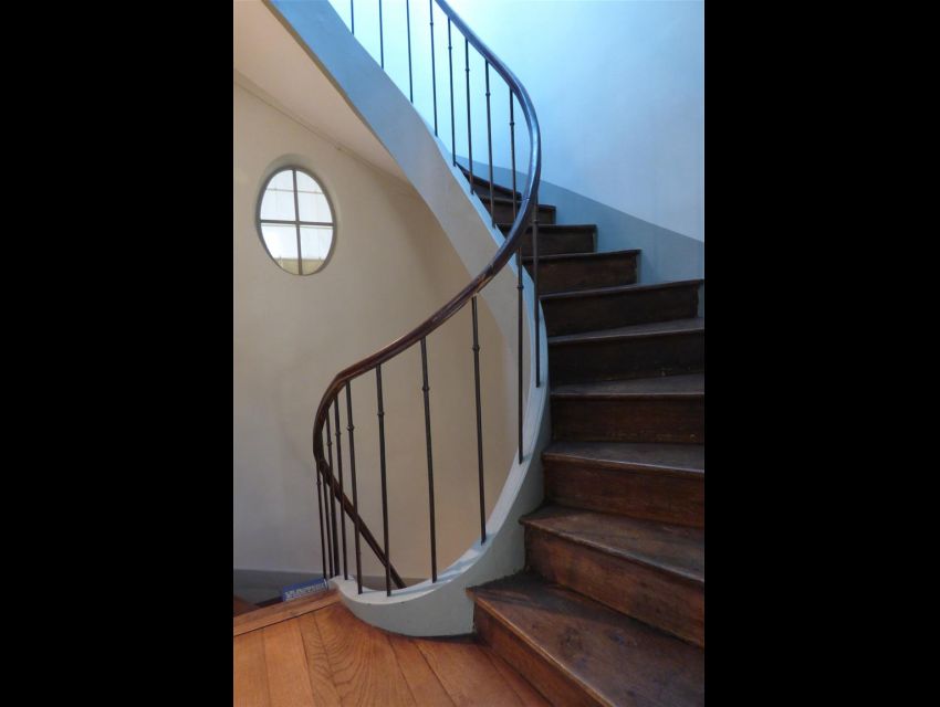 La Fleche centre ville - Maison de Maître - elegante volée d'escalier en bois.