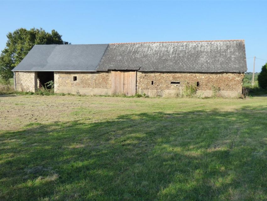 Coprs de ferme avec vastes dépendances dans la région de Sablé sur Sarthe