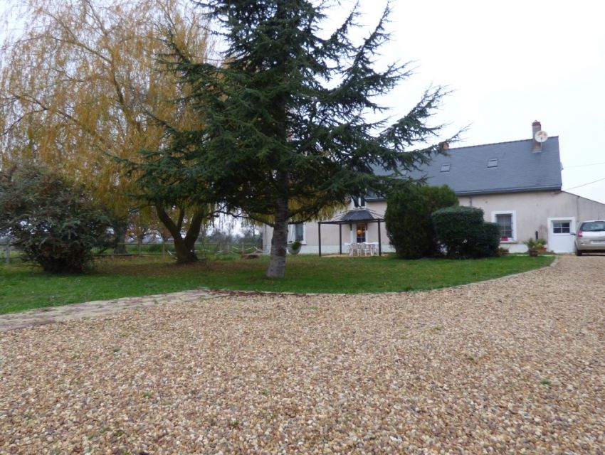 Propriété rurale en Anjou Axe Angers-Sablé-sur-Sarthe Longère restaurée, jardin, piscine, dépendances et prairies.