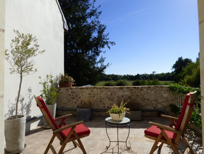 Propriété villageoise en bord de rivière Région Sablé sur Sarthe Maison ancienne restaurée, 4 pièces orincipales, jardin et garage