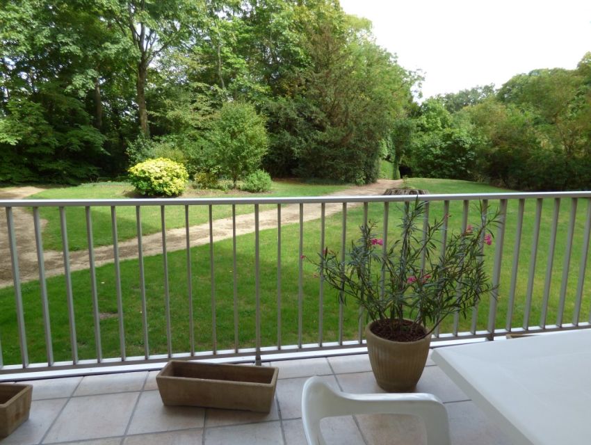 sable sur sarthe - appartement residentiel plain-pied avec terrasse et garage.