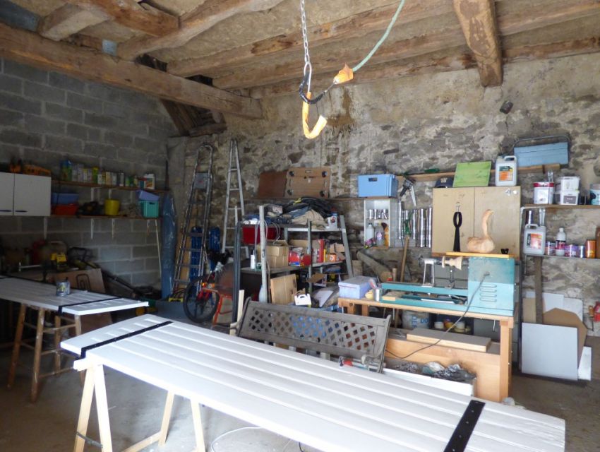 Propriété villageoise avec dépendances 10 minutes Sablé sur Sarthe:atelier, garage, bucher, cave...