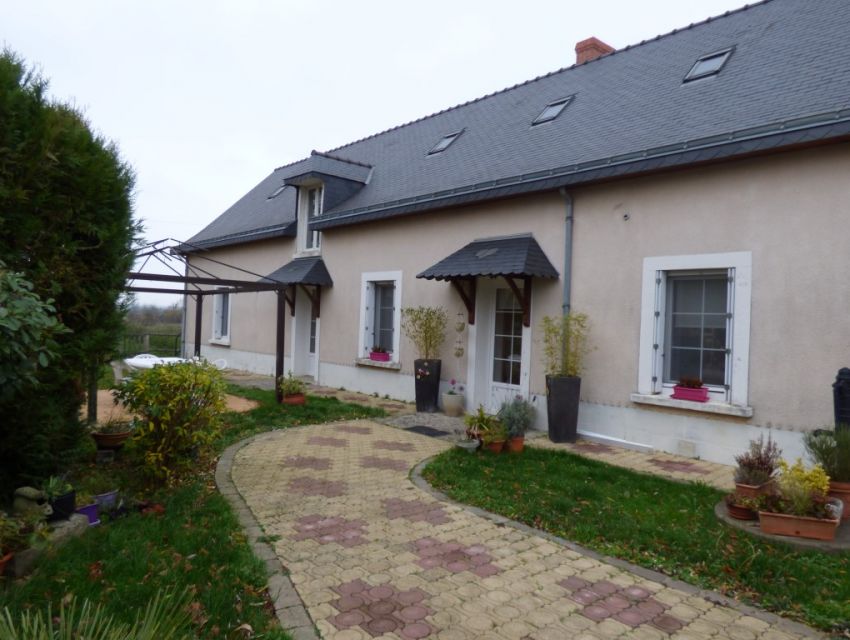 Angers 35 km Secteur Chateauneuf-sur-Sarthe Longère avec toiture neuve et marquises en ardoise, dépendances
