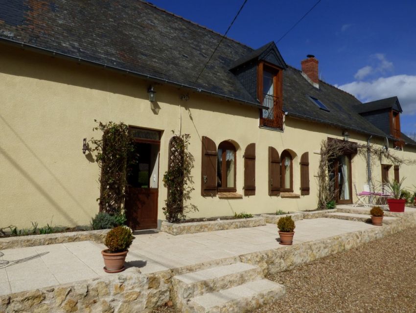 longère restaurée, 7 pièces principales, cour, jardin, dépendances proche de Loué 25 km Le Mans