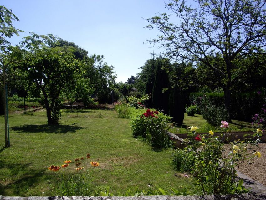 Maison de village à proximité commerces et écoles Axe Le Mans- Sablé-sur-Sarthe Agéable jardin clos