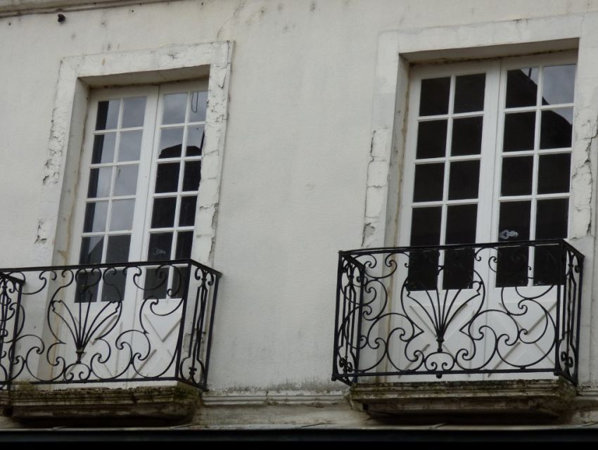 chambre avec portes-fenêtres ouvrant sur balcons ornés de ferronneries 18ème